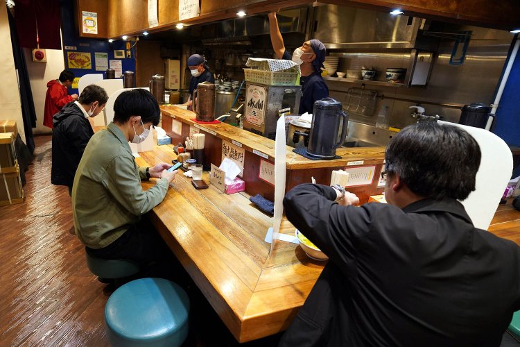 カウンター席だけだが狭さは感じない。