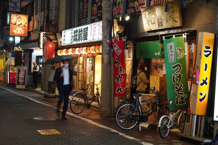 周辺には居酒屋が立ち並ぶ。