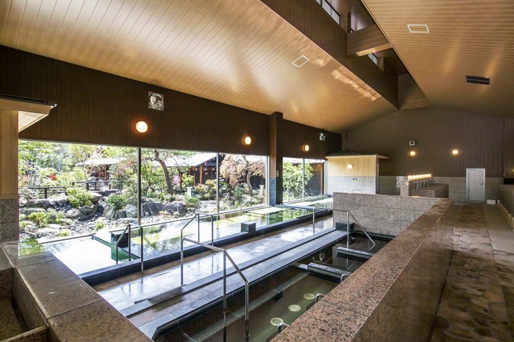 ジェットバスと電気風呂を併設した白湯の浴槽。肩こりや腰痛がある人におすすめだ。