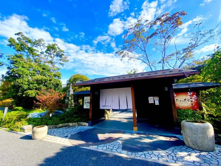 日本旅館のような風情のある入り口。この景観を見るだけでも旅をしている気分になる。