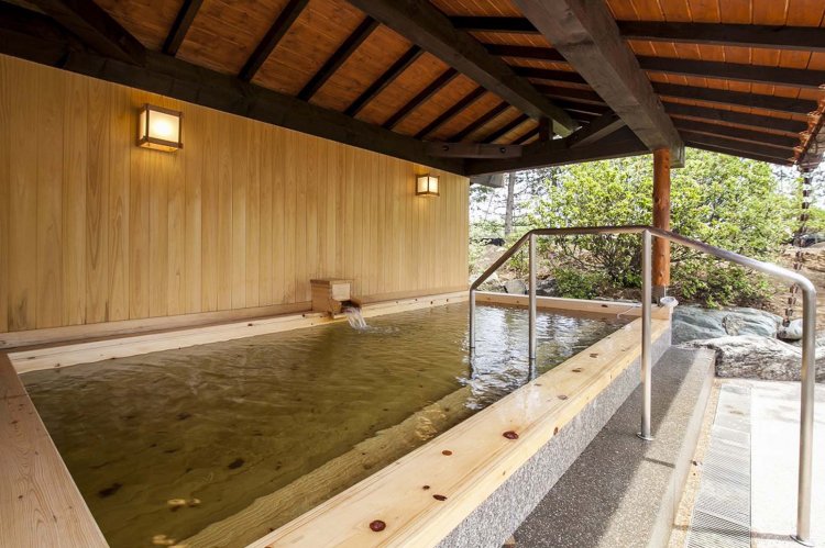 生まれたての源泉をかけ流しにするヒノキ風呂。庭園を眺めながらぬる湯の長湯を楽しもう。