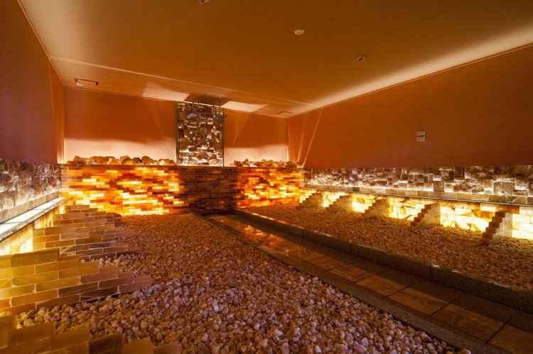 ヒマラヤ岩塩洞の岩塩は天然ミネラル成分のかたまり。酸化還元力により肌の酸化を防ぎ、肌のトラブルに役立つという。