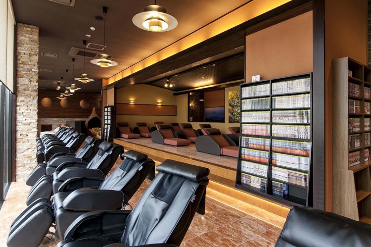 10台の無料電動マッサージチェアは、大きな窓に向けて設置されているので景色を見ながらゆったりとくつろげる。