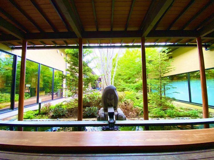 浴室を出たところに中庭を眺める足湯があり、待ち合わせに利用するにはピッタリだ。