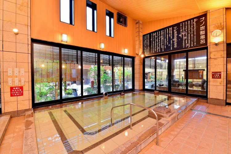 広々とした炭酸風呂。お湯はpH4.5の弱酸性で、肌に優しいことから化粧水風呂ともいわれる。