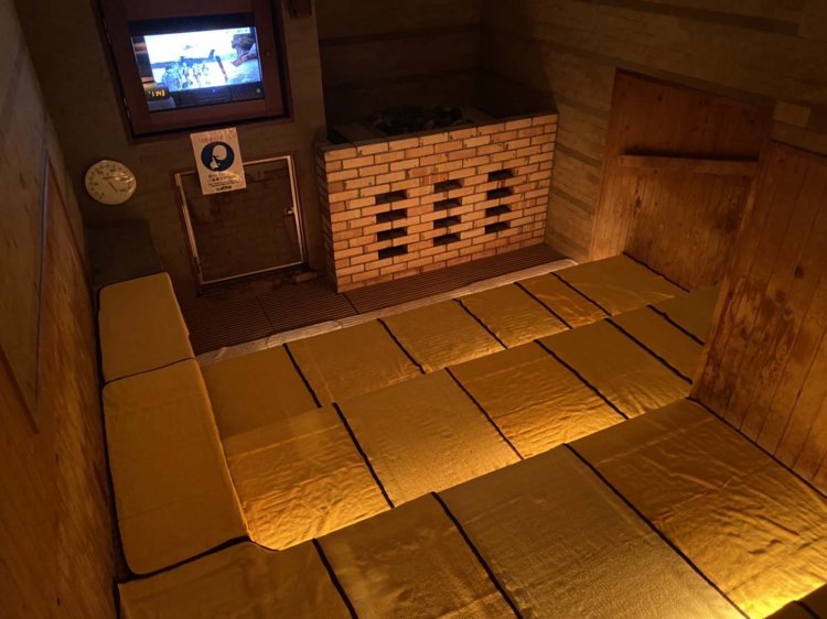 高温サウナは90℃くらいの設定。オートロウリュウやロウリュウを実施しているので適度な湿度があり、汗をかきやすい。