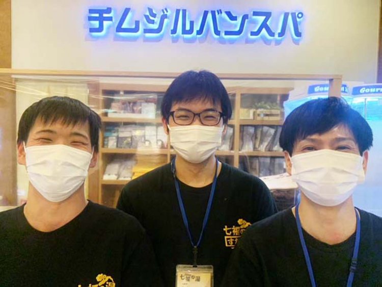 若いスタッフが熱演する狼龍アトラクションは、この施設の目玉イベントになっている。