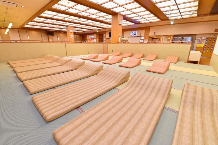 1階の食事処に隣接する寝ころび座敷は無料で利用できる仮眠スペース。