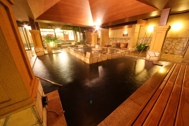 中央が源泉かけ流し風呂、下段に源泉風呂があり、ここだけでぬる湯とあつ湯の交互浴を楽しめる。