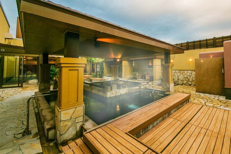 露天エリアにはひと休みするのに最適なウッドデッキがあり、サウナの外気浴にもピッタリ。