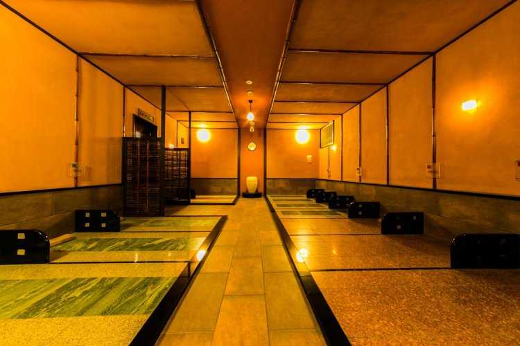 岩盤健康房には5種類の鉱石を使った計14の岩盤床があるので、鉱石による発汗や心地よさの違いなどを体験してみよう。