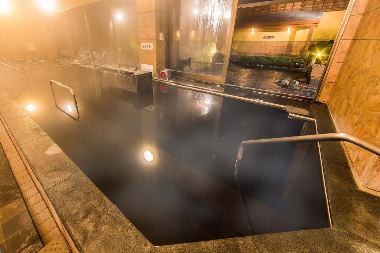 露天風呂を眺めながら長湯ができる浸透炭酸泉。心臓病の予防や神経痛、肩こり、腰痛に効果があるという。