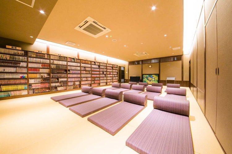 マットを置いた大座敷。約3000冊のコミック・雑誌が壁面を埋め尽くす。