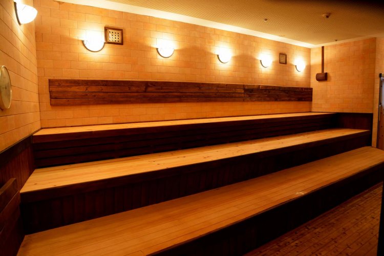 男性サウナは高出力ガスヒーターとストーンヒーターの2基構成で、高低差や場所による温湿度のムラがないサウナ室となっている。