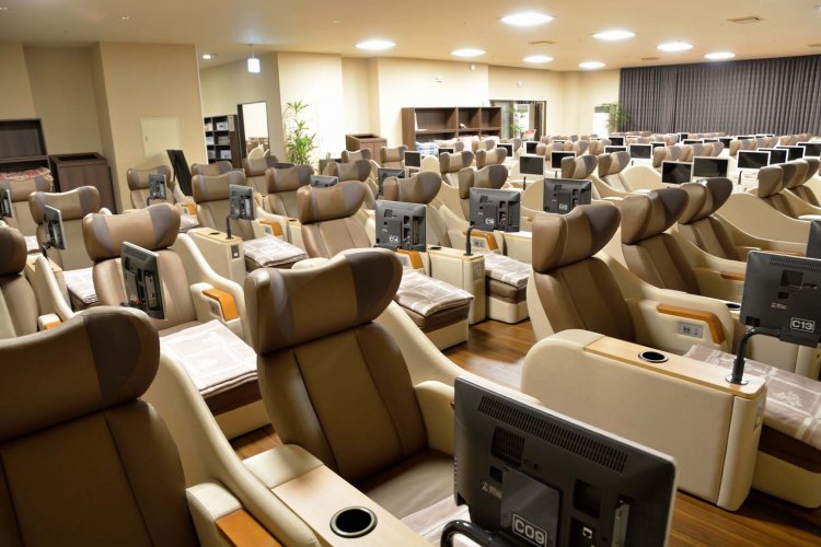 リクライニングシートに身を横たえれば、あまりの心地よさにすぐに夢の中へ。