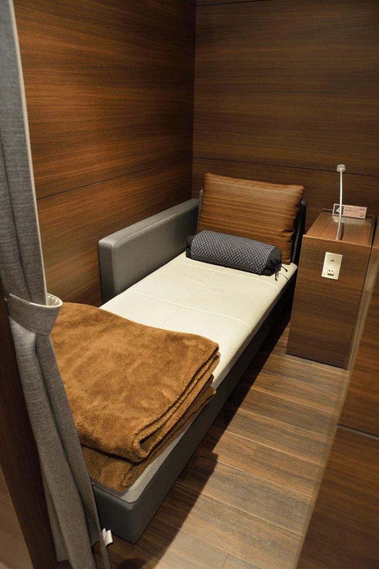 ゆったりと過ごせる男性専用プライベートブース。利用は入館時に1階フロントで受付。