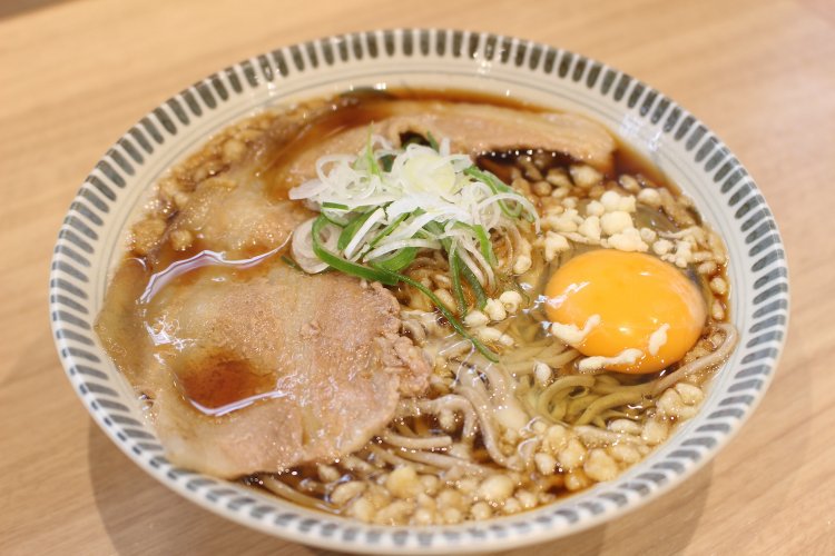 肉玉そばは570円。