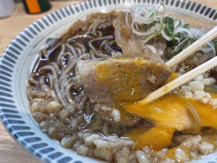 肉に玉子をからめるとまたうまい。