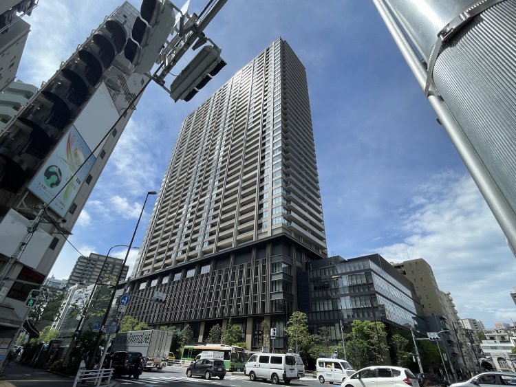 空高くそびえるビル。この１階に『豊しま』がある。