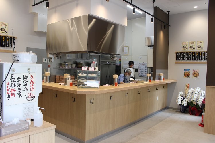 すっきり広々した現在の店内。