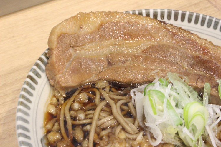 厚肉そば680円の肉は食べごたえ十分。