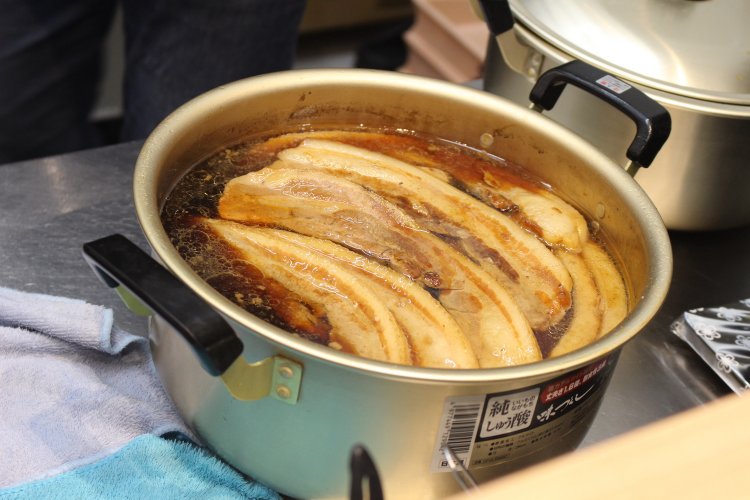 厨房の鍋にはたっぷりの厚肉。