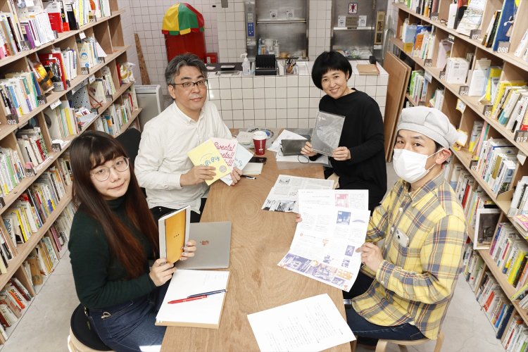 （右手前）にちようだなさん、（右奥）tanabotaさん、（左手前）ぽんやさん、（左奥）LaLaLaBooksさん。