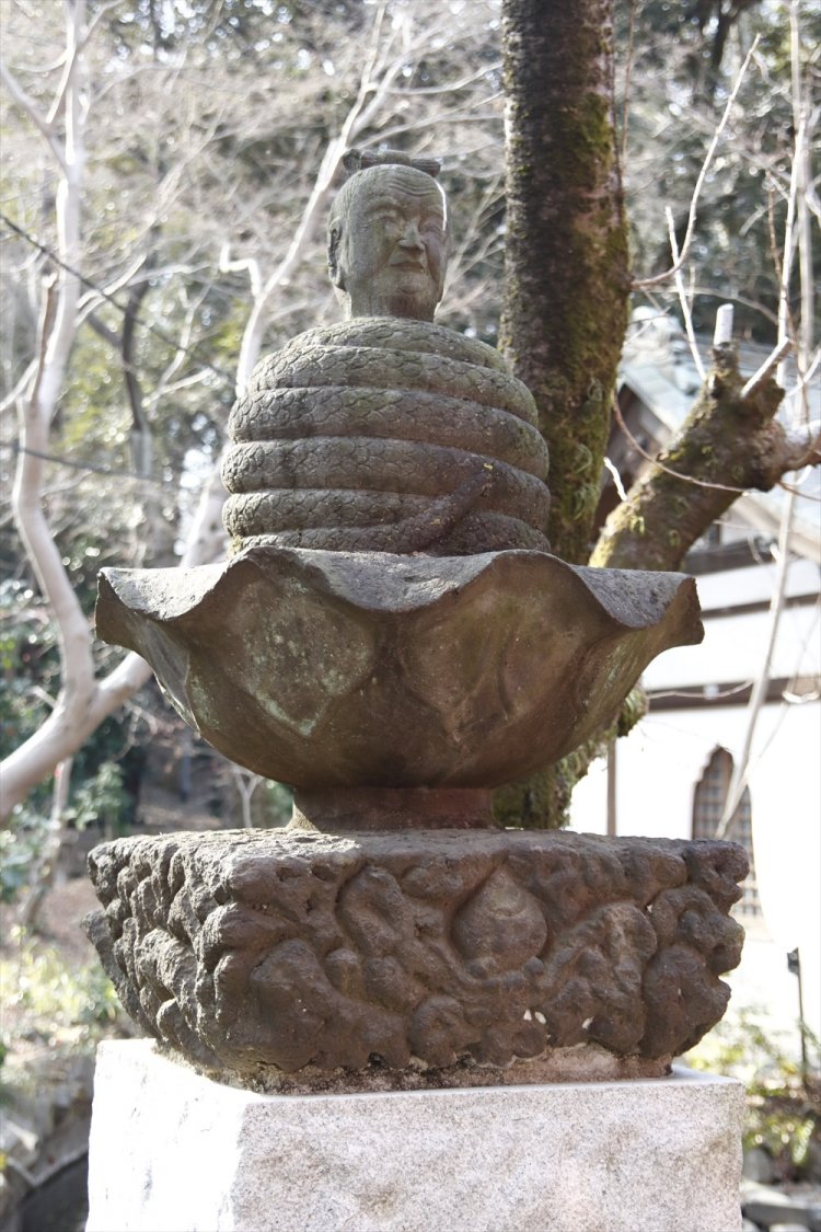 弁天さまの境内に佇む宇賀神さま。「ほんとはすごい神さまなんだよ」とは四方田先生の弁。