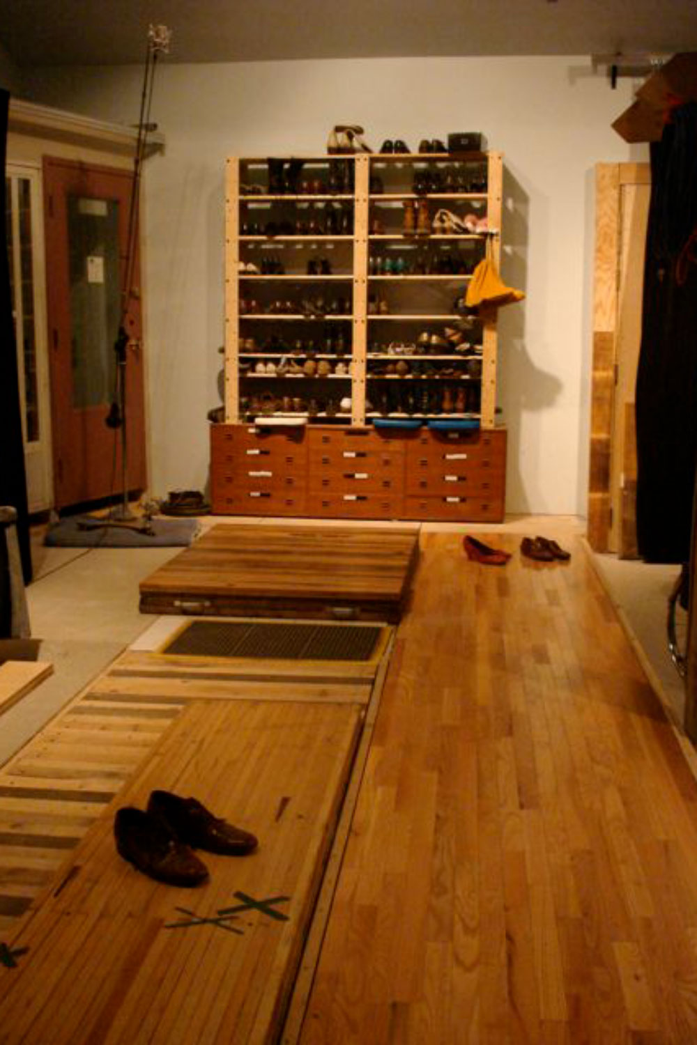 フォーリースタジオには色々な素材の床やドア、窓なども。
