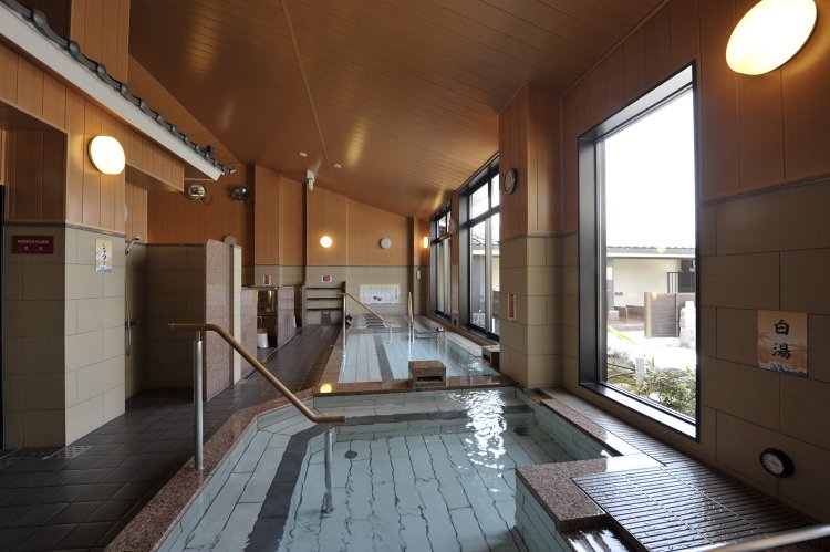 清潔で広々とした内湯。窓が大きく開放的。