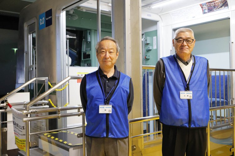 地下鉄ならではの運転テクをたくさん教えてくれた岡さんと小野さん。おふたりとも主に東西線の運転を担当されていました。「駅間が短いのも特徴なので、駅停車時のブレーキにもコツがあります」