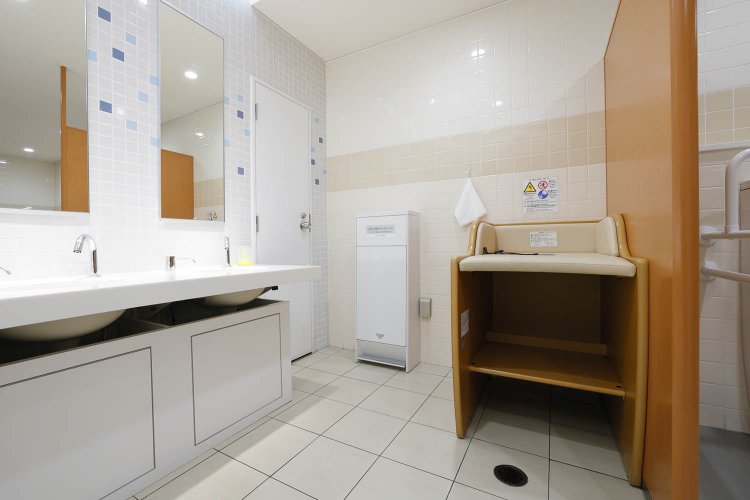 男女トイレともにベビーベッドと子ども向けのトイレ完備でおむつ向けゴミ箱もある。