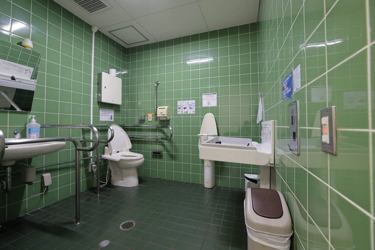 授乳室と多目的トイレも清潔で広々。