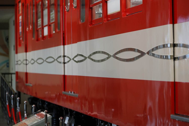 丸ノ内線車両の伝統とも言える美しき「サインカーブ」。