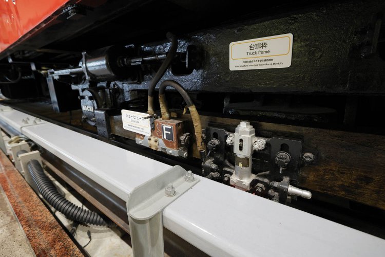 銀座線と丸ノ内線特有の装備である、台車に取り付けられた集電機器も間近で観察できる！