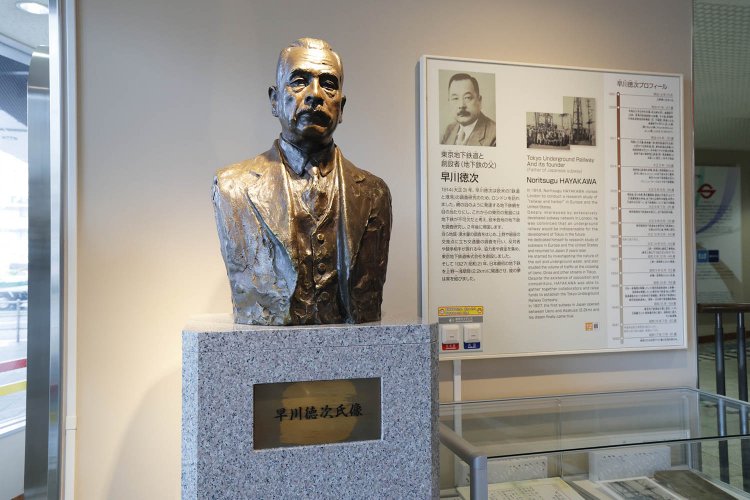 2両の横には「地下鉄の父」早川徳次像。