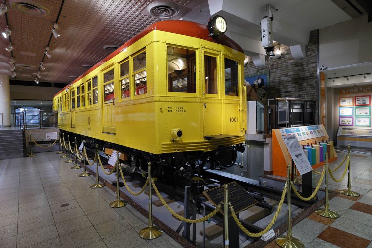 電車初の重文指定を受けた「地下鉄車両1001号車」。車両も貴重だが、日本初のATS（自動列車停止装置）である「打子式ATS」もあわせて展示されている。