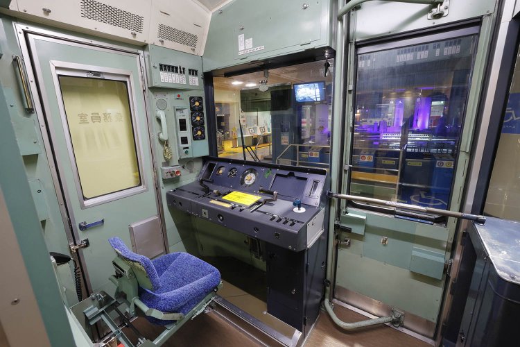 本物の01系運転台に入れるカットモデル。