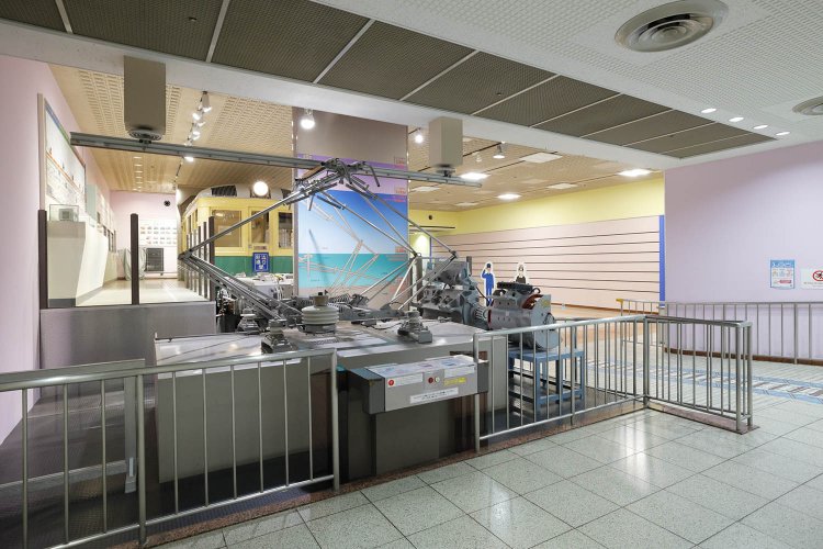 実際に上下させることができるパンタグラフ。子どもたちに大人気で、「おそらく、日本でもトップクラスの上下回数を誇るパンタグラフかも……」と玉川さん談。