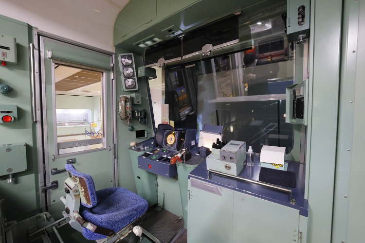 6000系って客室から運転台が見られない車両だったので、運転台を観察できるだけでも胸が熱くなるんですよね……。