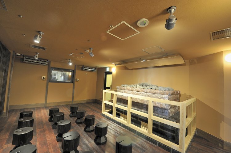 ロウリュウが楽しめるサウナは温熱房エリアにある。