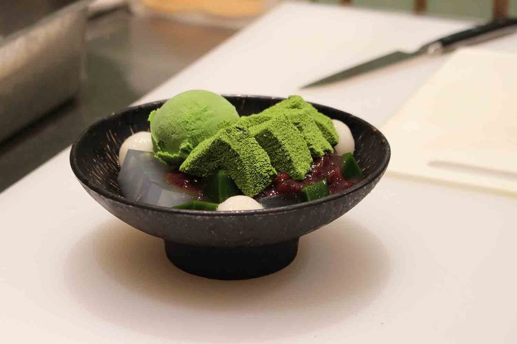 抹茶尽くしの抹茶わらび餅あんみつの完成。