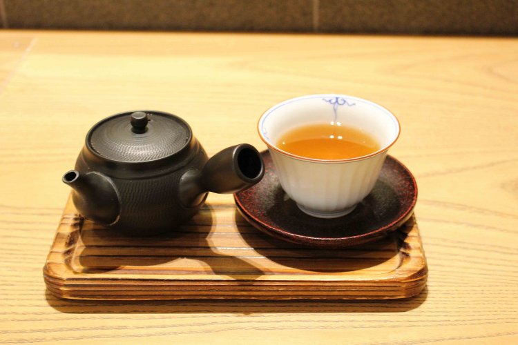 すっきりとした味わいのほうじ茶（右近の橘）。