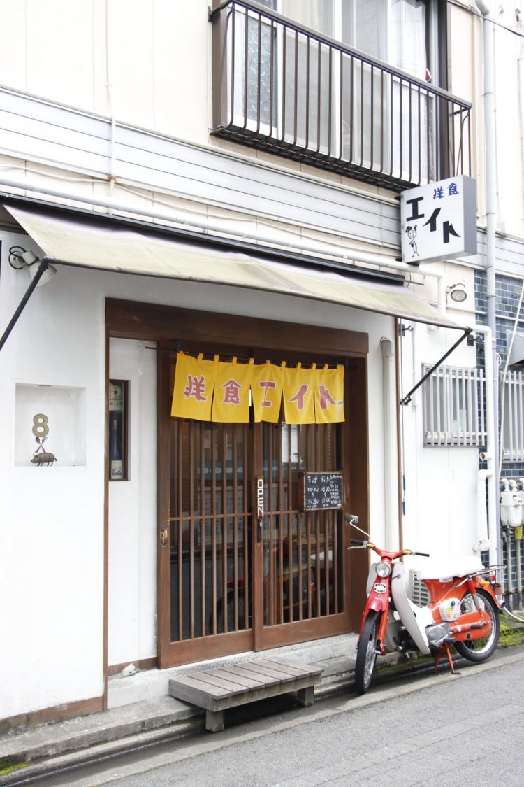 店先のスーパーカブもレトロ感を演出。