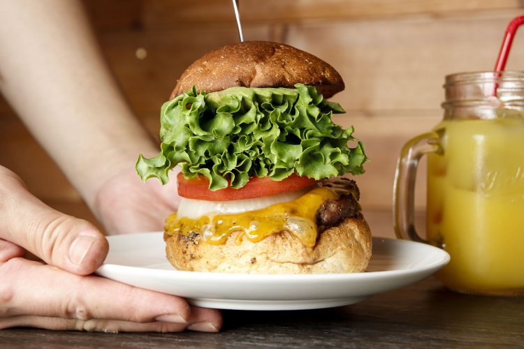 アボカドチーズバーガー1485円とオレンジジュース440円（セットで＋275円）。