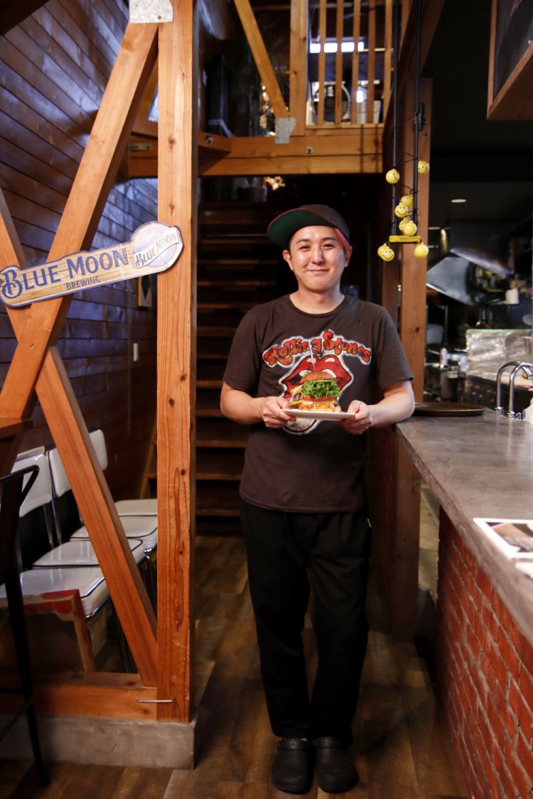 中川さんは「パティの圧着は人力なので、毎日筋肉痛です」と笑う。