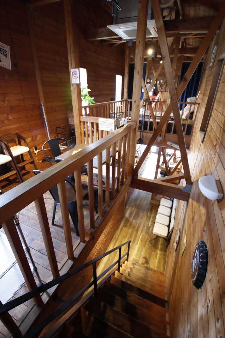 店内は吹き抜けの2階建て。