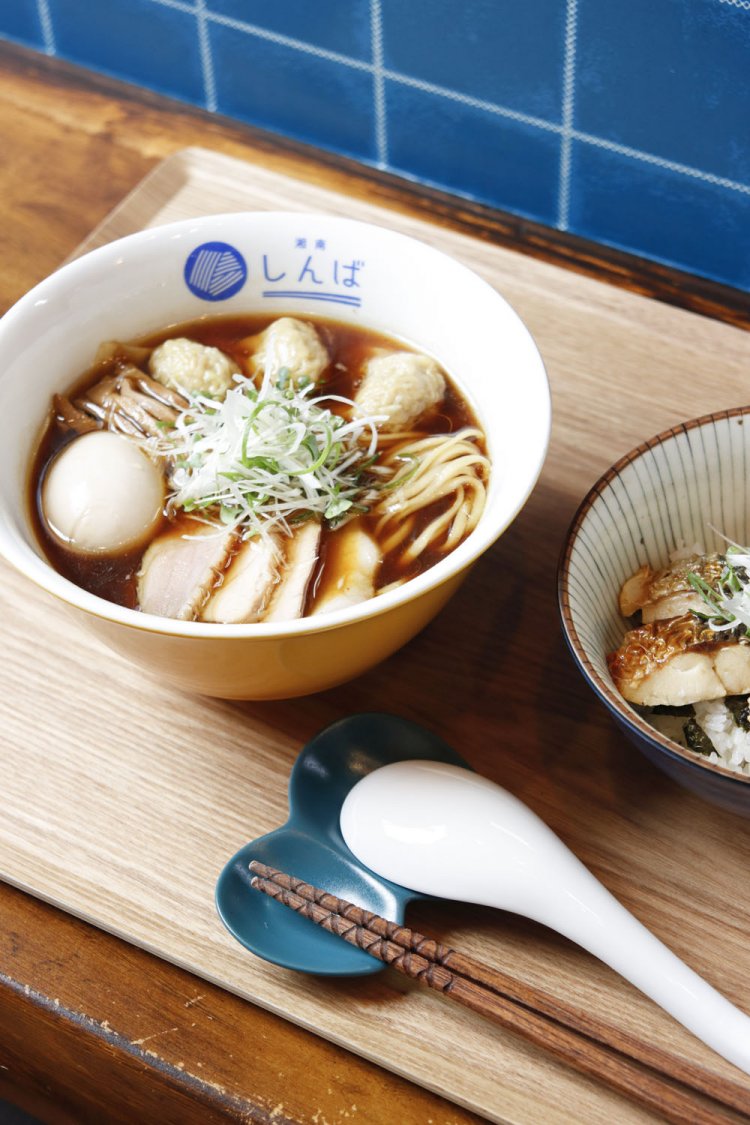 特わんたん醤油らぁ麺1100円とサバ丼450円。ワンタンは、ひと口頬張るとまるで小籠包のごとく肉汁があふれ出る。そのほか信玄鶏胸肉の低温調理と技が光る。