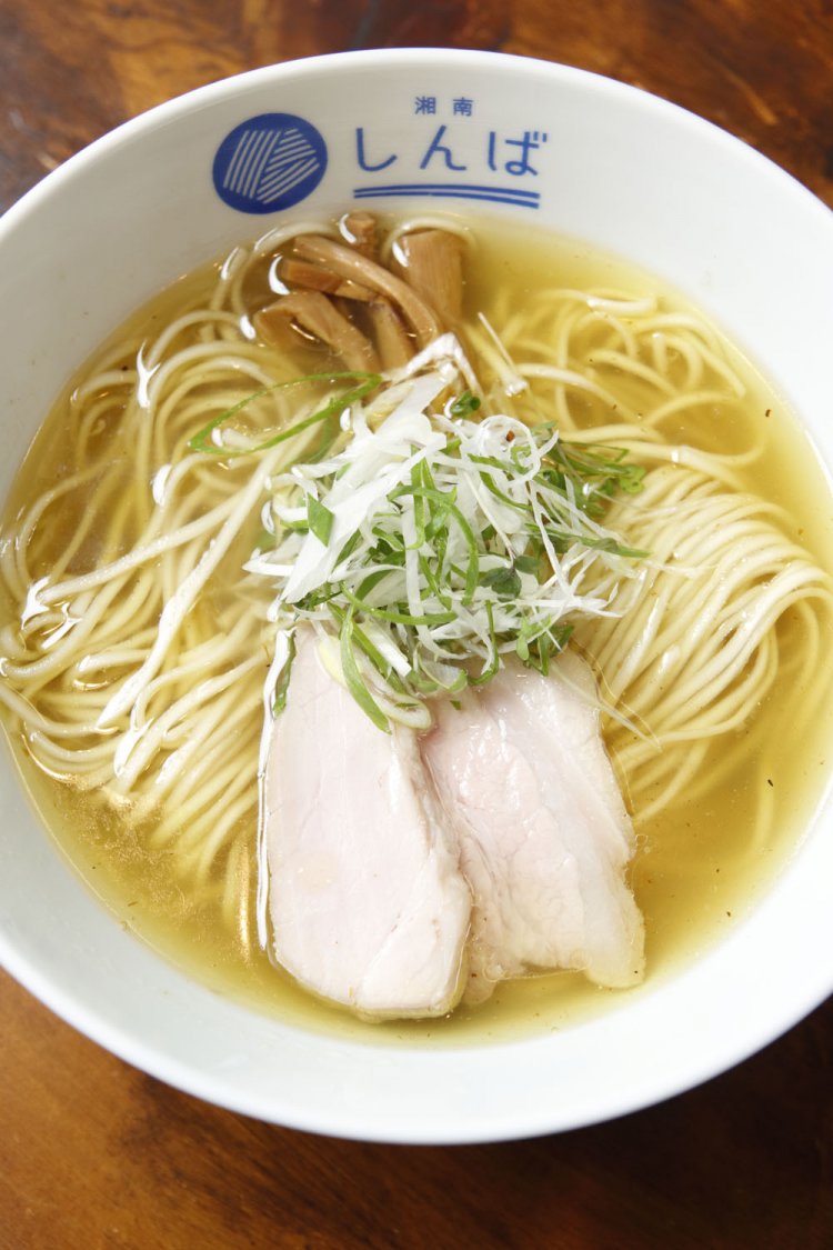 塩らぁ麺800円。