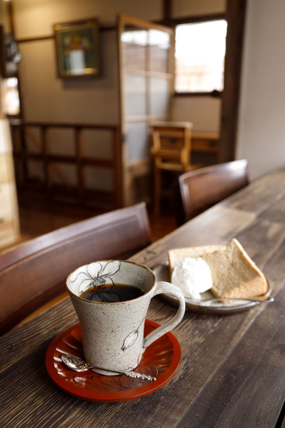 旬ごとに豆を選ぶスペシャルティコーヒー700円。この日はブルンジ。自家製アールグレイのシフォンケーキ350円。